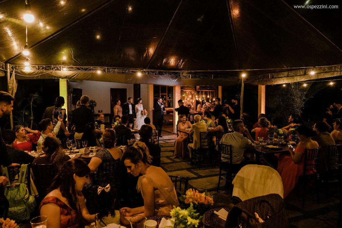 casamento, fotografo de casamento em manaus, ospezzini fotografia, pezzinifotografia, casamento no Bella flora, mãos dadas, casal feliz, natureza, arvores, casamento de noie manaus, noivos lindos, fotos espontâneas, ospezzini, vestido noiva