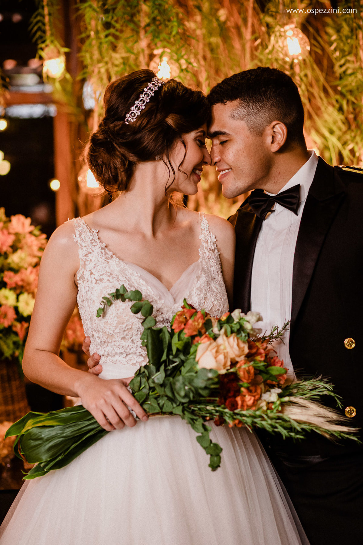 casamento, fotografo de casamento em manaus, ospezzini fotografia, pezzinifotografia, casamento no Bella flora, mãos dadas, casal feliz, natureza, arvores, casamento de noie manaus, noivos lindos, fotos espontâneas, ospezzini, vestido noiva