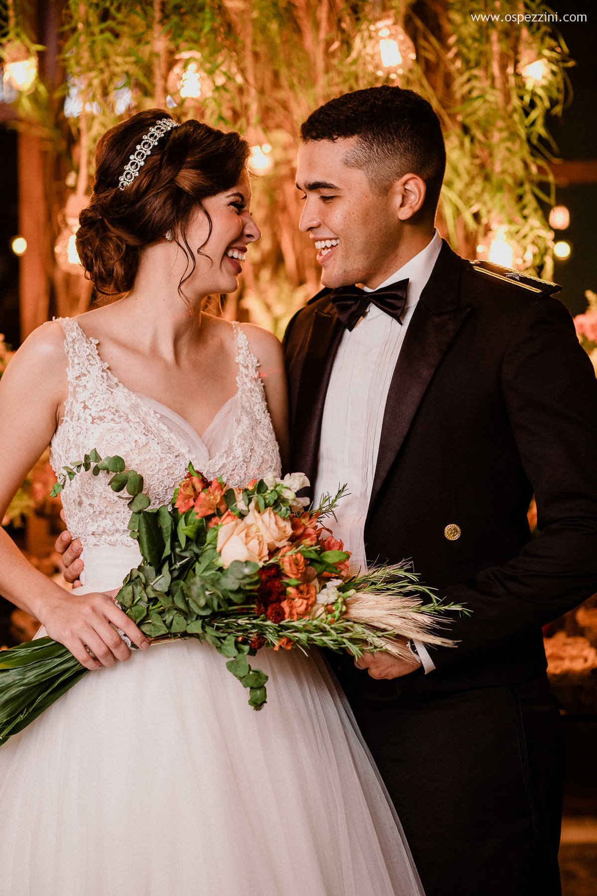 casamento, fotografo de casamento em manaus, ospezzini fotografia, pezzinifotografia, casamento no Bella flora, mãos dadas, casal feliz, natureza, arvores, casamento de noie manaus, noivos lindos, fotos espontâneas, ospezzini, vestido noiva