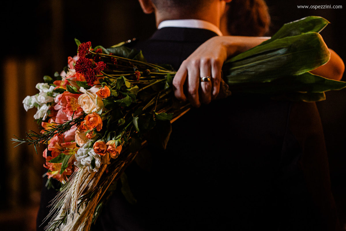 casamento, fotografo de casamento em manaus, ospezzini fotografia, pezzinifotografia, casamento no Bella flora, mãos dadas, casal feliz, natureza, arvores, casamento de noie manaus, noivos lindos, fotos espontâneas, ospezzini, vestido noiva