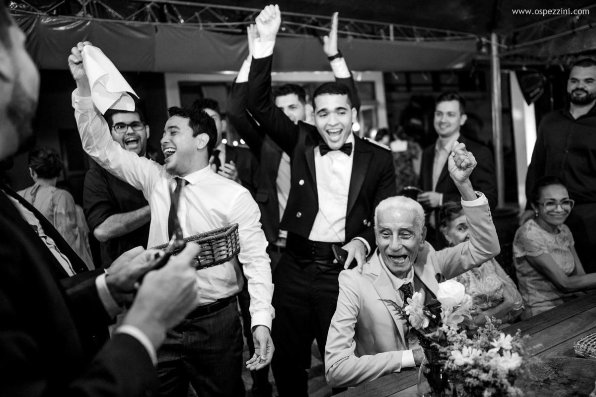 casamento, fotografo de casamento em manaus, ospezzini fotografia, pezzinifotografia, casamento no Bella flora, mãos dadas, casal feliz, natureza, arvores, casamento de noie manaus, noivos lindos, fotos espontâneas, ospezzini, vestido noiva