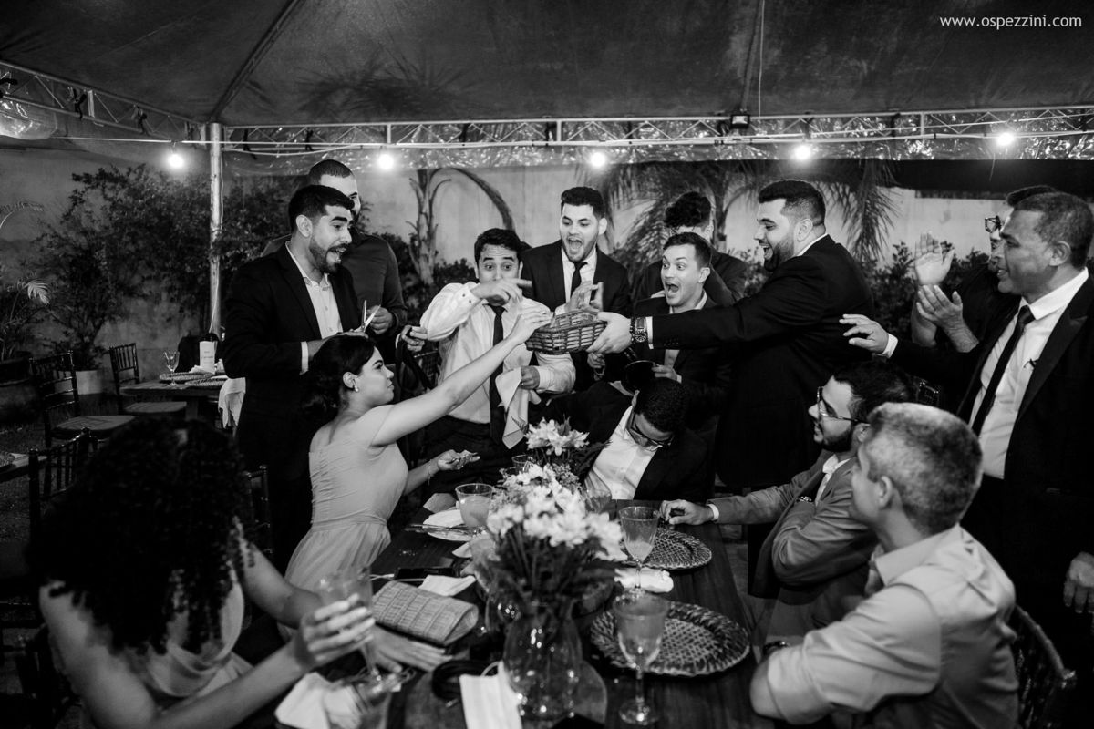 casamento, fotografo de casamento em manaus, ospezzini fotografia, pezzinifotografia, casamento no Bella flora, mãos dadas, casal feliz, natureza, arvores, casamento de noie manaus, noivos lindos, fotos espontâneas, ospezzini, vestido noiva