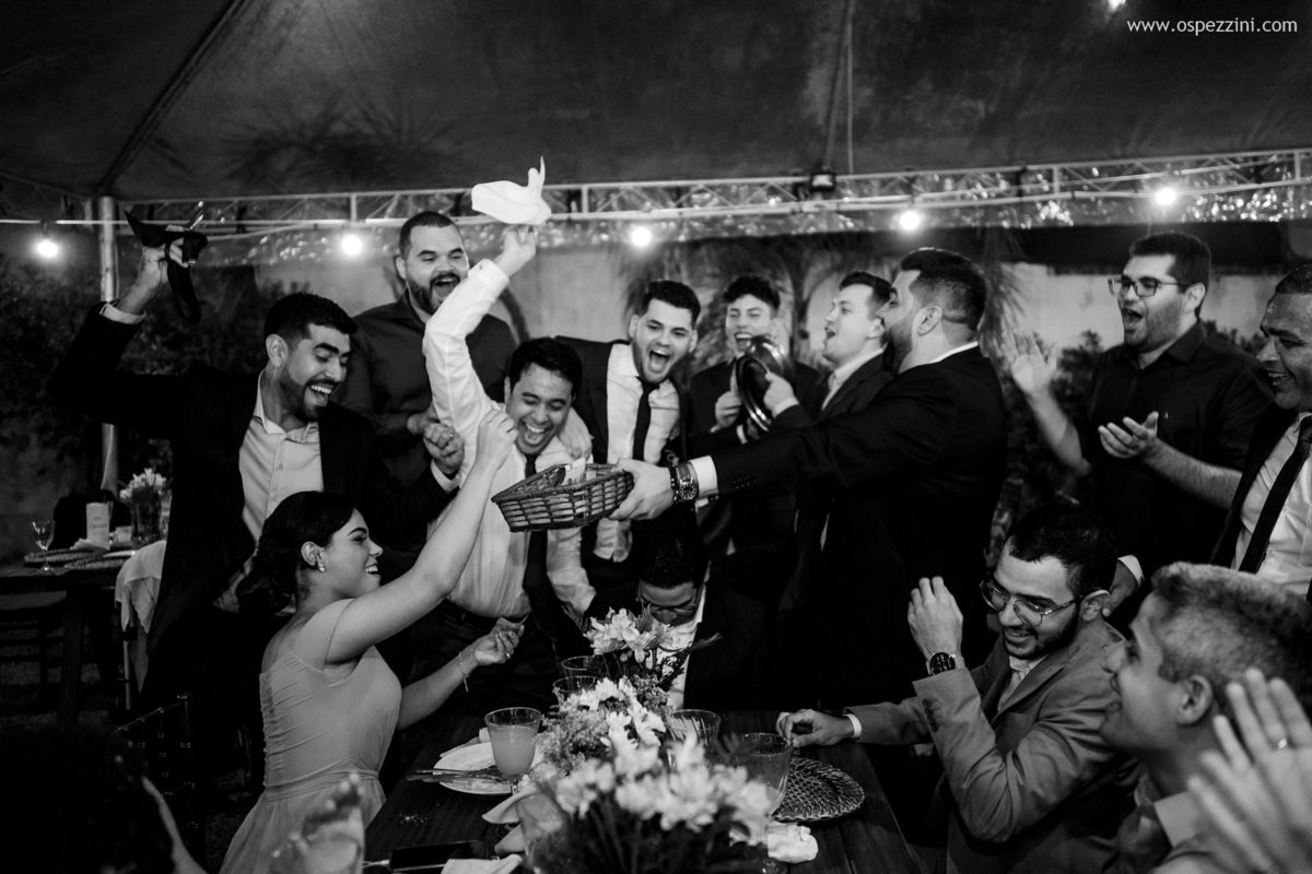 casamento, fotografo de casamento em manaus, ospezzini fotografia, pezzinifotografia, casamento no Bella flora, mãos dadas, casal feliz, natureza, arvores, casamento de noie manaus, noivos lindos, fotos espontâneas, ospezzini, vestido noiva