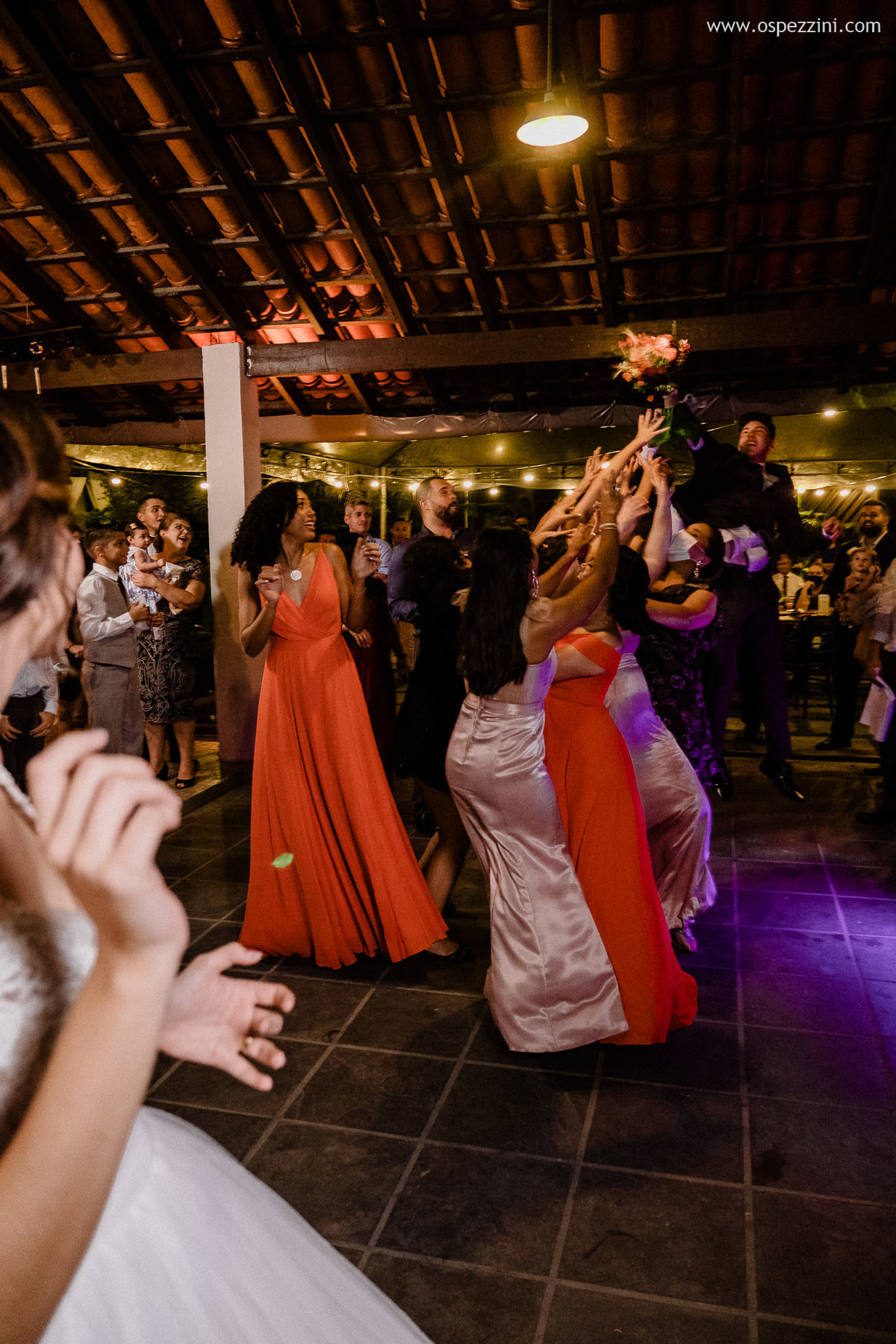 casamento, fotografo de casamento em manaus, ospezzini fotografia, pezzinifotografia, casamento no Bella flora, mãos dadas, casal feliz, natureza, arvores, casamento de noie manaus, noivos lindos, fotos espontâneas, ospezzini, vestido noiva