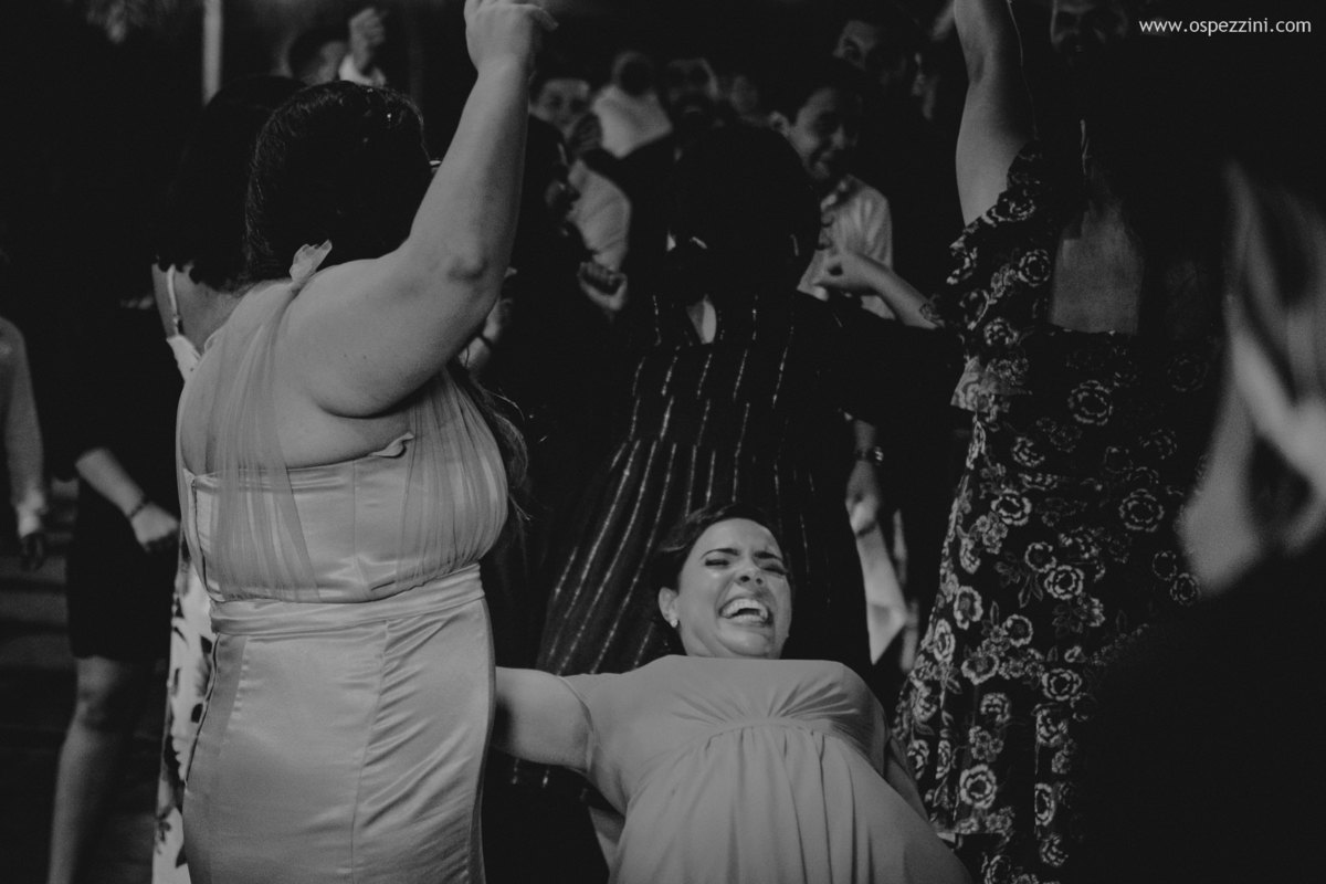 casamento, fotografo de casamento em manaus, ospezzini fotografia, pezzinifotografia, casamento no Bella flora, mãos dadas, casal feliz, natureza, arvores, casamento de noie manaus, noivos lindos, fotos espontâneas, ospezzini, vestido noiva