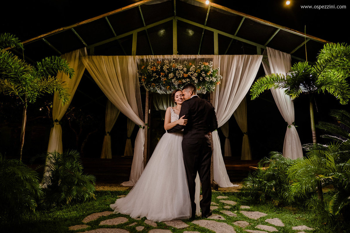 casamento, fotografo de casamento em manaus, ospezzini fotografia, pezzinifotografia, casamento no Bella flora, mãos dadas, casal feliz, natureza, arvores, casamento de noie manaus, noivos lindos, fotos espontâneas, ospezzini, vestido noiva