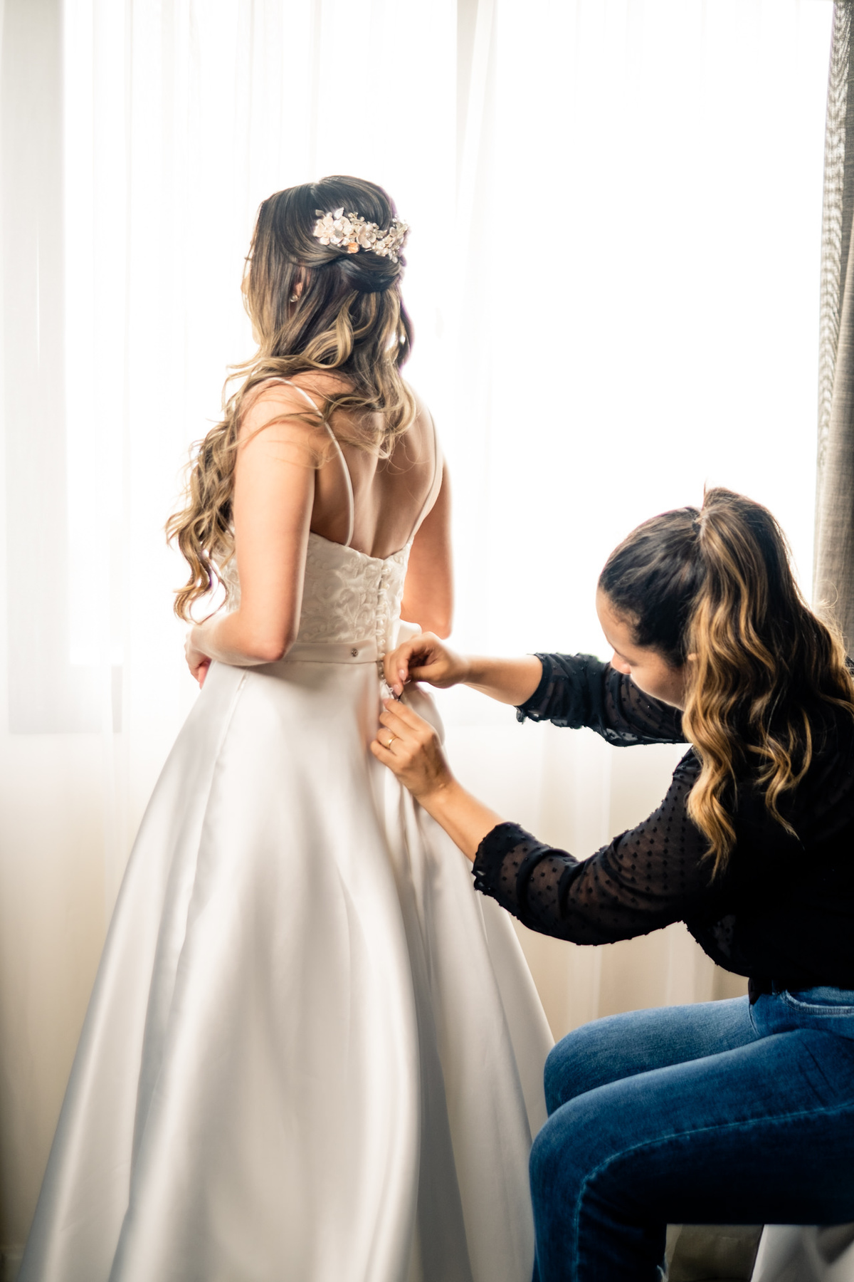 casamento, fotografo de casamento em manaus, ospezzini fotografia, pezzinifotografia, casamento no Bella flora, mãos dadas, casal feliz, natureza, arvores, casamento de noie manaus, noivos lindos, fotos espontâneas, ospezzini, vestido noiva