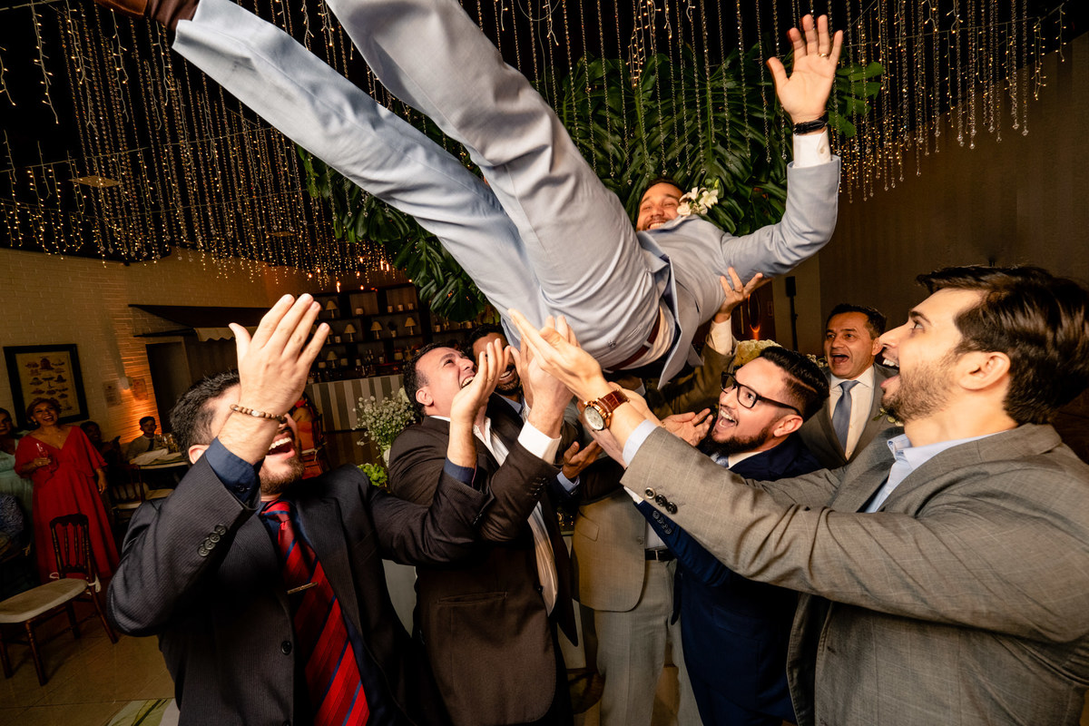 casamento, fotografo de casamento em manaus, ospezzini fotografia, pezzinifotografia, casamento no Bella flora, mãos dadas, casal feliz, natureza, arvores, casamento de noie manaus, noivos lindos, fotos espontâneas, ospezzini, vestido noiva