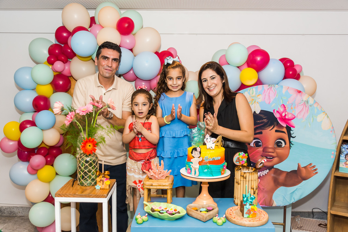 Fotos de Aniversário em Recife | Clarice |
@silvanacamelofotografia 
© Silvana Camelo Fotografia 
4 anos 
Aniversário 
Aniversário em Recife 
Brasil 
Clarice 
Comemoração 
Família 
Fotógrafa 
Fotógrafa em Recife 
Fotógrafo 
Fotógrafo em Recife 
Moana