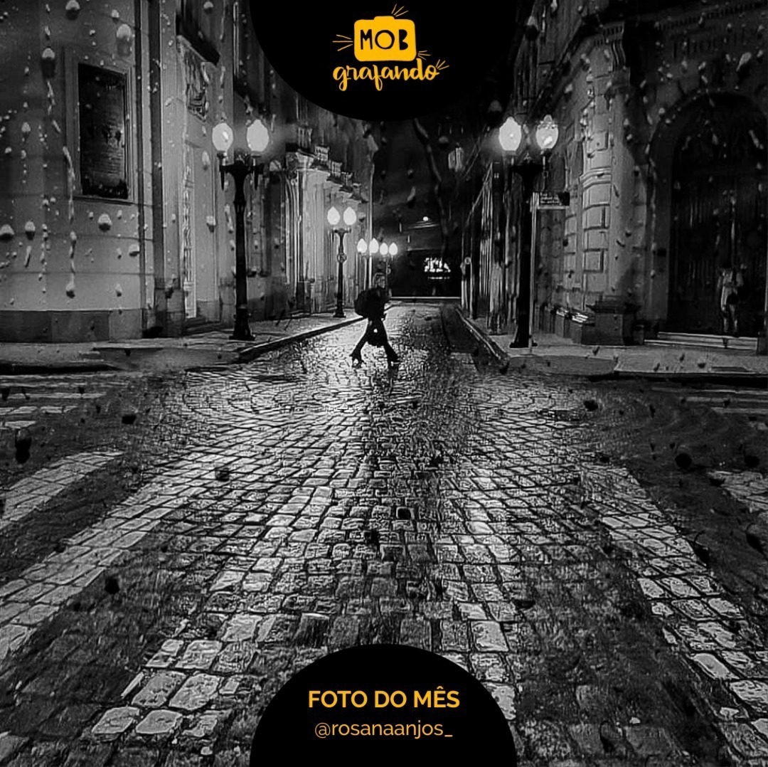 Noite chuvosa no centro histórico. Foto feita por Rosana Anjos usando o Samsung Galaxy S9 Plus em Santos, São Paulo. Foi destaque do mês de julho do ano de 2019 no Mobgrafando com 176 curtidas.