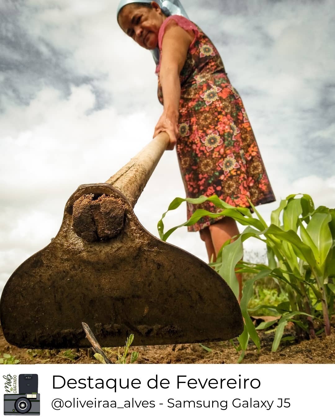 Idosa trabalhando com enxada. Foto feita por Elielson Oliveira usando o Samsung Galaxy J5 em Pedro II, Piauí. Foi destaque do mês de fevereiro do ano de 2020 no Mobgrafando com 266 curtidas. 