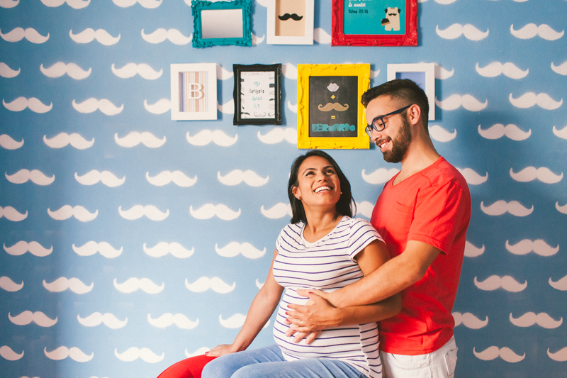 Foto de casal de casal esperando o primeiro bebê, no quartinho decorado. Fotografia de gestante, fotos de gravidas, fotografia de família. Fotografia de família em Itapetininga - SP, fotos feitas por Moyra e Tiago, fotógrafos de