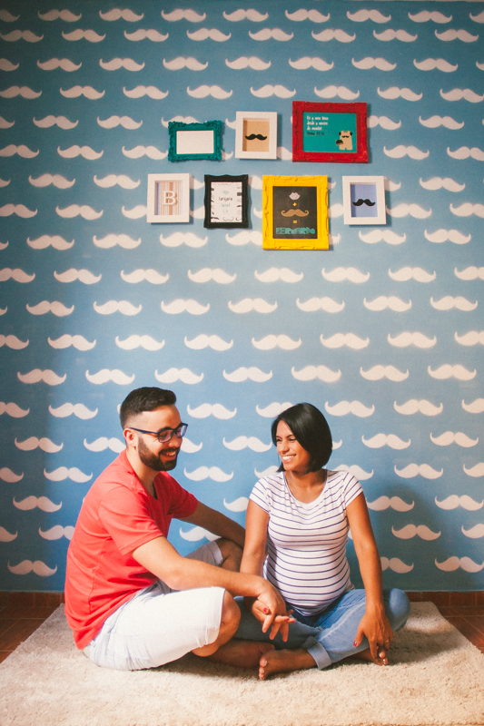 Fotos de casal esperando o primeiro bebê. Ensaio de um casal  em casa esperando o primeiro filho, fotografia lifestyle, ensaio de gestante espontâneo. Fotografia de gestante, fotos de gravidas, fotografia de família. Fotografia de fam&i