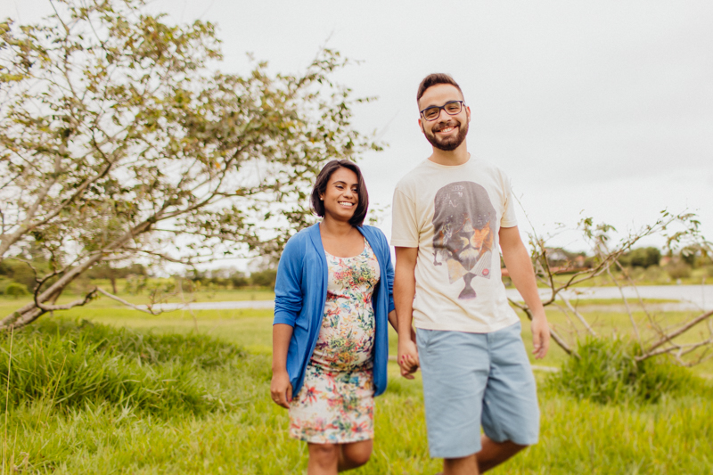 Ensaio de pais de primeira viagem. Foto da Adrielli e do Artur esperando o primeiro filho. Ensaio de casal de grávidos esperando o Bernardo. Fotografia de gestante, fotos de gravidas, fotografia de família. Fotografia de família em It