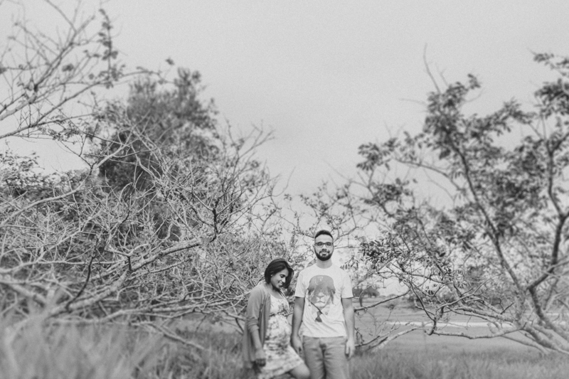 Fotos espontâneas de casal grávidos, ensaio da primeira gravidez num estilo leve, foto de gestante na natureza. Fotografia de gestante, fotos de gravidas, fotografia de família. Fotografia de família em Itapetininga - SP, fotos 