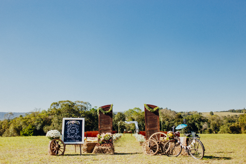 casamento de dia, decoração de casamento rústica, decoração folk, casamento de dia, casamento no interior de São Paulo, casamento em Araçoiaba - SP. Fotos por Moyra e Tiago, fotógrafos de casamento.