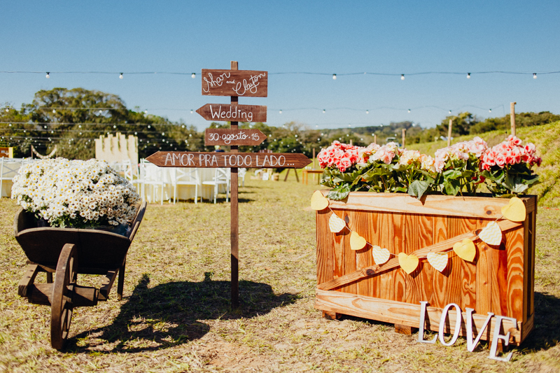 casamento de dia, decoração de casamento rústica, decoração folk, casamento de dia, casamento no interior de São Paulo, casamento em Araçoiaba - SP. Fotos por Moyra e Tiago, fotógrafos de casamento.
