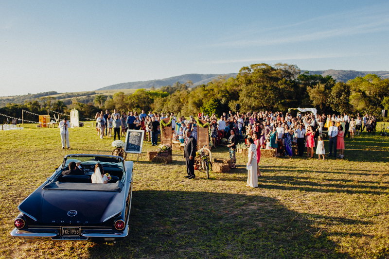 A Sharline e o Clayton se casaram de dia, foi um casamento no campo debaixo do sol, a cerimônia foi roadeada de muito verde, a noiva chegou no casamento com u carro clássico. Fotos por Moyra e Tiago, fotógrafos de casamento.