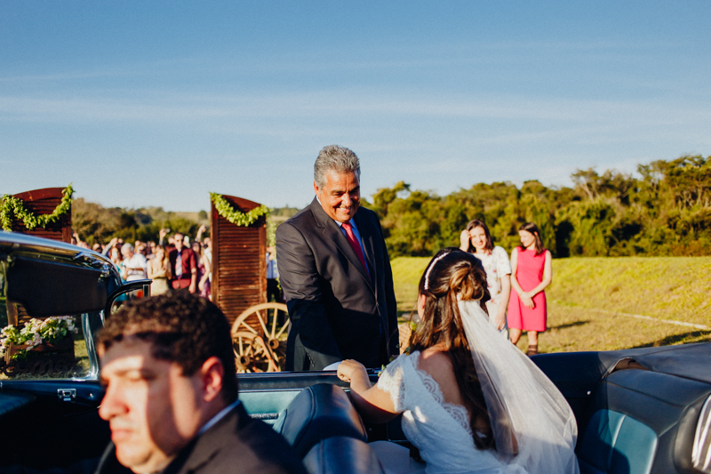 A Sharline chegou para o casamento e seu pai a recebeu, pai da noiva, casamento de dia. Fotos por Moyra e Tiago, fotógrafos de casamento.