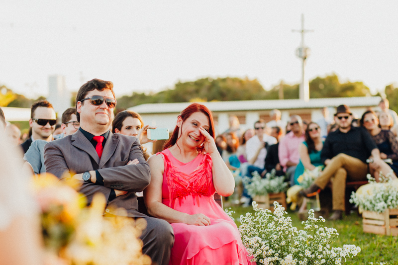 mãe do noivo emocionada, lágrimas de alegria, casamento com emoção, Fotos por Moyra e Tiago, fotógrafos de casamento.