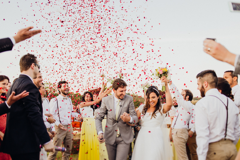 Os noivos recém casados estavam radiantes de alegria, casamento com chuva de pétalas, casamento com alegria, casamento de dia, casamento no campo, Fotos por Moyra e Tiago, fotógrafos de casamento.