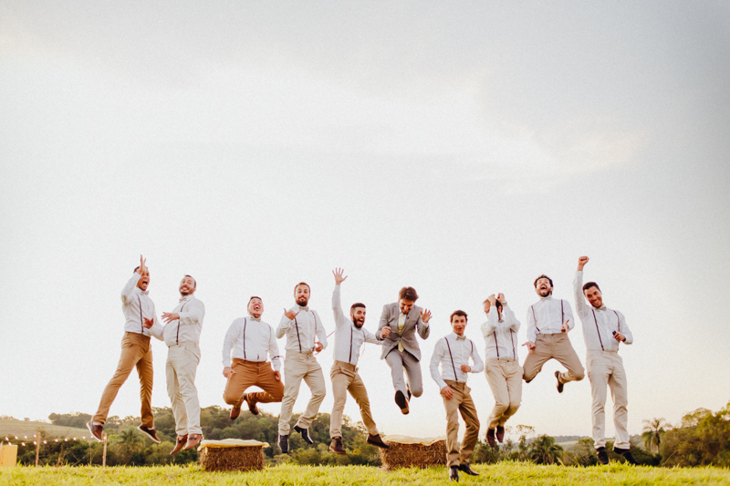 Foto divertida do noivo com os padrinhos, padrinhos do noivo, casamento rústico, lindo casamento no campo, Fotos por Moyra e Tiago, fotógrafos de casamento.