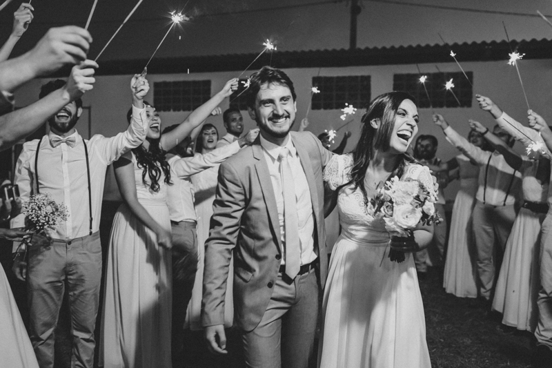 Noivos cheios de alegria, fotografia de casamento com emoção, os noivos e os padrinhos, mini wedding, Fotos por Moyra e Tiago, fotógrafos de casamento.