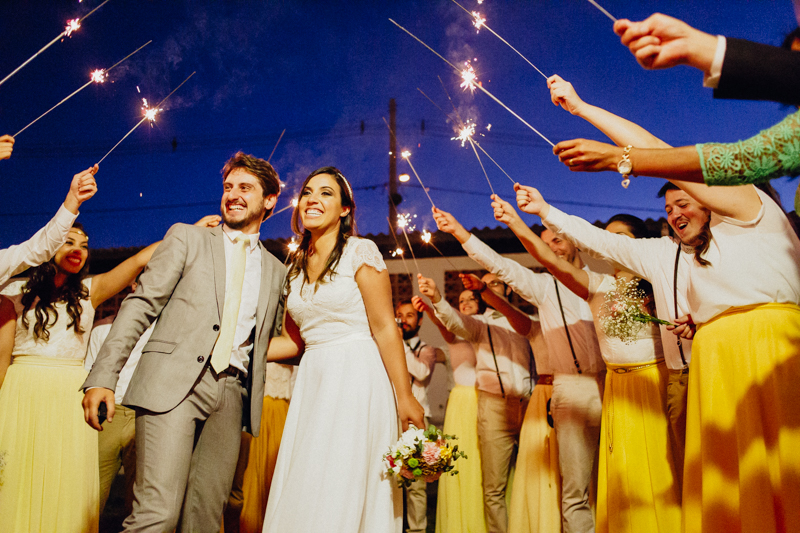 A Shalyne e o Clayton chegaram na festa rodeados pelos padrinhos, foi um casamento intimista, casamento com estilo rústico, Fotos por Moyra e Tiago, fotógrafos de casamento.