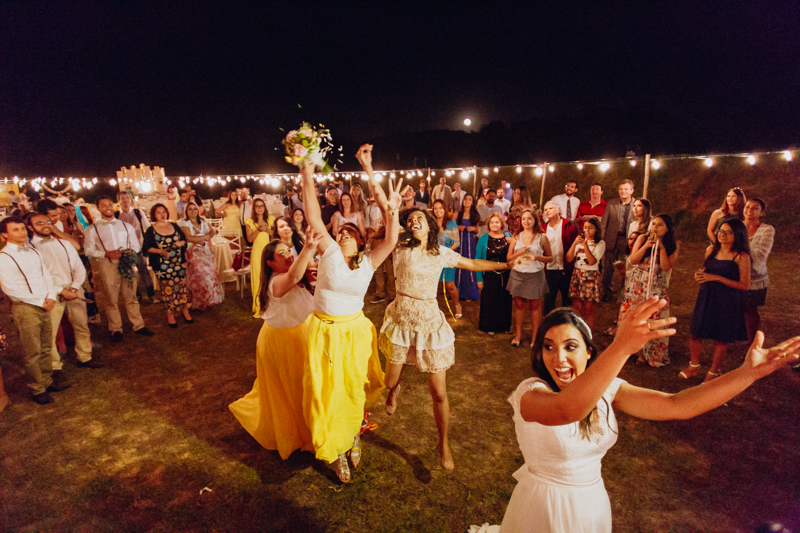 A noiva jogou o buquê, as solteiras tentaram pegar o buqué, Fotos por Moyra e Tiago, fotógrafos de casamento.