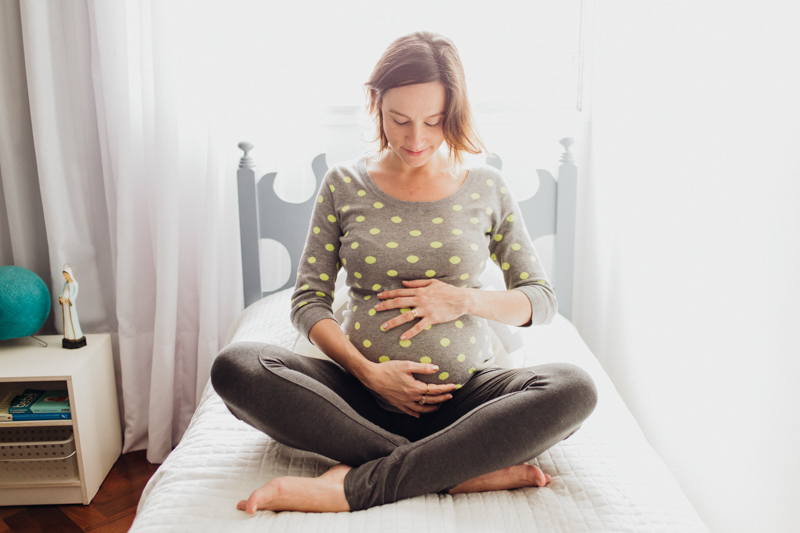 Foto da Tetê no quarto de seu primeiro filho. Fotografia de gestante. Foto da mãe esperando o primeiro bebê. Fotografia de família, ensaio gestante, fotos de grávidas. Moyra e Tiago fotografia de família em S&atilde