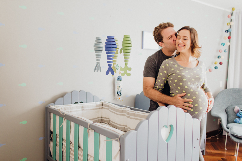 Os pais do Bernardo esperando sua chegada com muita expectativa. Foto do casal esperando seu primeiro bebê no quarto decorado que prepararam com muito carinho. Fotografia de família, ensaio gestante, fotos de grávidas. Moyra e Tiago fo