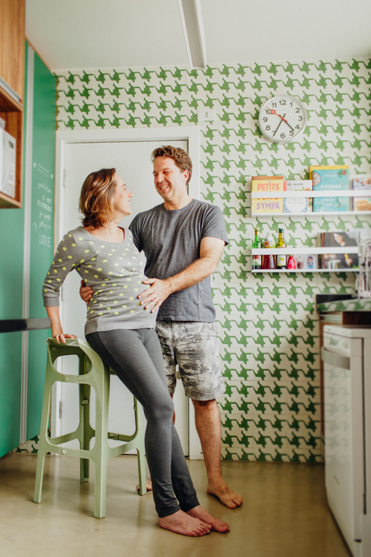 Foto dos pais esperando o primeiro bebê. O Evandro e a Tetê muito felizes em seu apartamento, esperando a chegada do Bernardo. Ensaio de casal esperando o primeiro filho. Fotografia de família, ensaio gestante, fotos de grávidas.