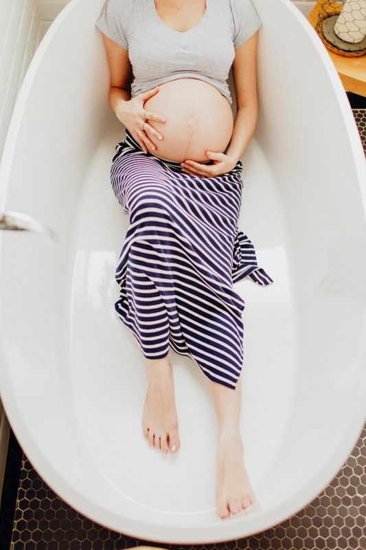 Ensaio na banheira, foto divertida na banheira. A Tetê aproveitou a linda banheira do seu apartamento para fazer uma foto criativa da sua gestação. Fotografia de família, ensaio gestante, fotos de grávidas. Moyra e Tiago 