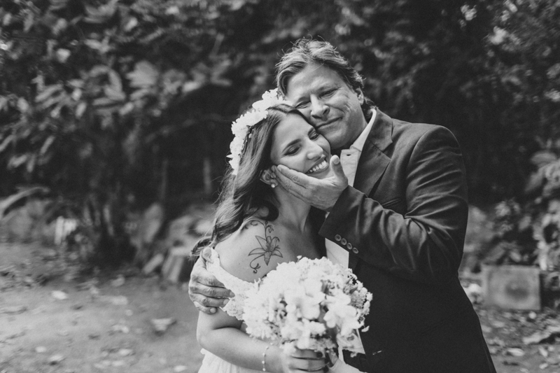 A Mayra se casou na praia e conseguimos fotografar vários momentos lindos dela com seu pai. Rendeu muitas fotos lindas e espontâneas.