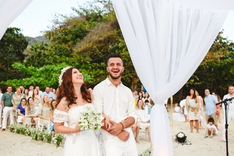 A Mayara e o Vaz se casaram na praia, foi um casamento lindo, todos de branco, com os pés na areia. Os noivos sorriram bastante, foi um casamento leve e divertido. Casamento na praia rende fotos lindas. Casamento em São Sebastião - SP