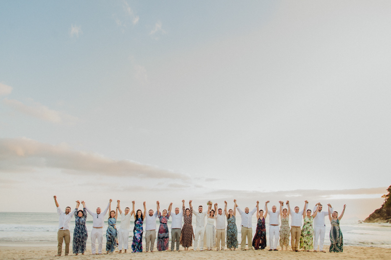Fotos dos padrinhos, foto divertida com os padrinhos, fotos na praia. Uma momento divertido com os noivos e padrinhos depois da cerimônia. Fotografia de casamento na praia. Fotos por Moyra e Tiago, fotógrafos de casamento