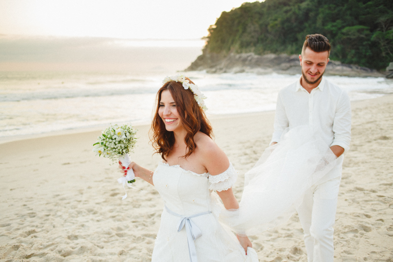 Fotos de noiva na praia, casamento na praia, noivos na praia, luz mágica para casamento, vestido de noiva lindo, vestido de noiva encantador. Fotos por Moyra e Tiago, fotógrafos de casamento