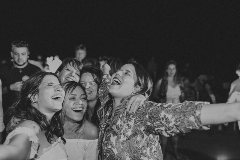Festa de casamento animada. Os convidados desse casamento na praia se divertiram muito. Os noivos dançaram com os convidados e todos gostaram da festa desse casamento, casamento em São Sebastião - SP, casamento na praia. Fotos por Moy