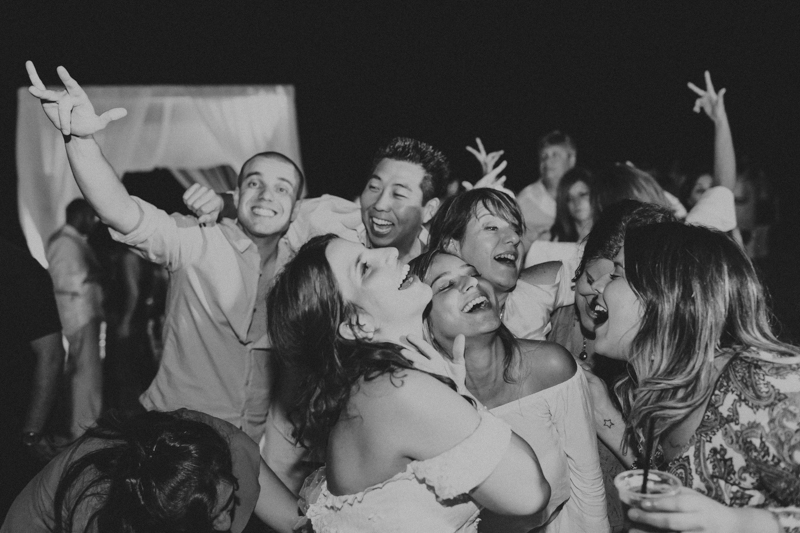 Os convidados do casamento se divertiram muito. Foi uma festa muito animada, muita dança com música. Fotos por Moyra e Tiago, fotógrafos de casamento