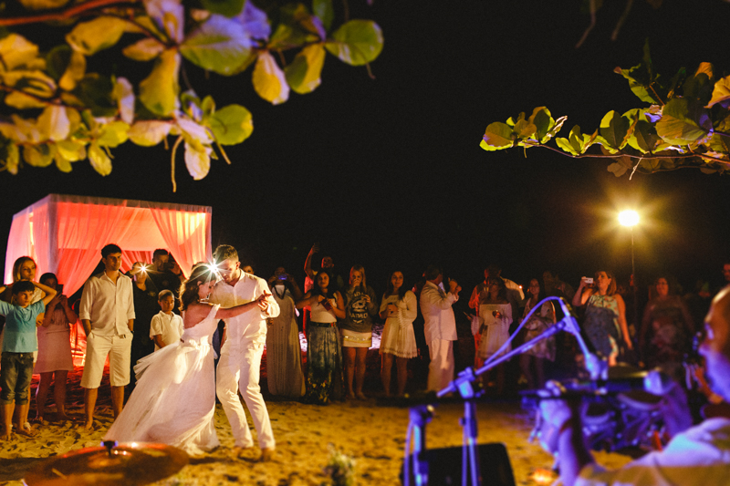 Mayara e Vaz dançando em seu casamento na praia. Casamento lindo  divertido, cheio de alegria. Casamento em São Sebastião - SP. Fotos por Moyra e Tiago, fotógrafos de casamento