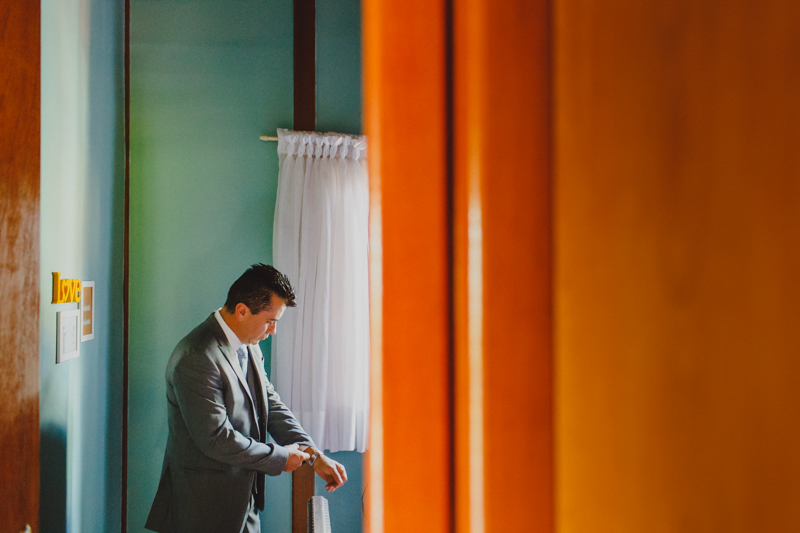 Fotografia de casamento. Making of do noivo. O noivo se arrumou antes de todos os convidados, seus preparativos foram no sítio da família. Fotografia de casamento.