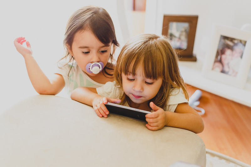 As filhas gêmeas da noiva estavam juntas no making of. Foi um momento bem bacana para a noiva se arrumar junto com seus filhos.