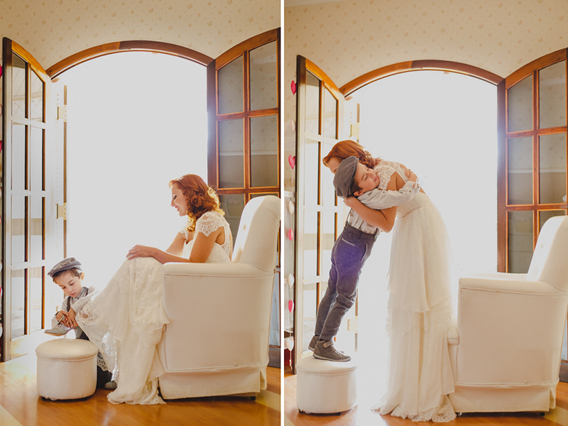 O filho da noiva, o pequeno Miguel, ajudou sua mãe a colocar os sapatos. Uma cena linda do casamento da Helena, a noiva se arrumou junto com os seus filhos para o próprio casamento. Um fotografia linda porque não é todo filho q