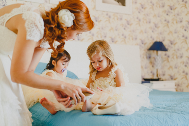 A noiva Helena usando o Vestido de noiva da Marca Pó de Arroz ajudando suas filhas a se arrumarem. Casamento intimista e com momentos lindos de família. Fotografia de casamento, fotos de casamento, noiva pó de arroz, vestido de noiva 