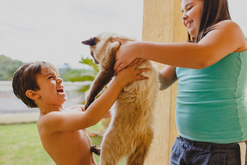 Os filhos da noiva se divertiram muito no making of do casamento.