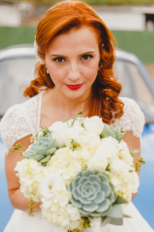 A noiva Helena ficou linda com o vestido da Marca Pó de Arroz, Conseguimos um tempo antes da cerimônia pra fotografar a noiva do lado do seu Chavete Azul. Adoramos fotografar a noiva e fazer alguns retratos. Fotografia de casamento, fotos de 