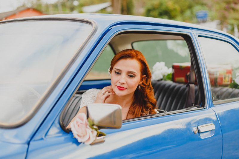 A noiva Helena ficou muito bonita com o vestido da Marca Pó de Arroz, Conseguimos um tempo antes da cerimônia pra fotografar a noiva do lado do seu Chavete Azul. Adoramos fotografar a noiva e fazer alguns retratos. Fotografia de casamento, fo