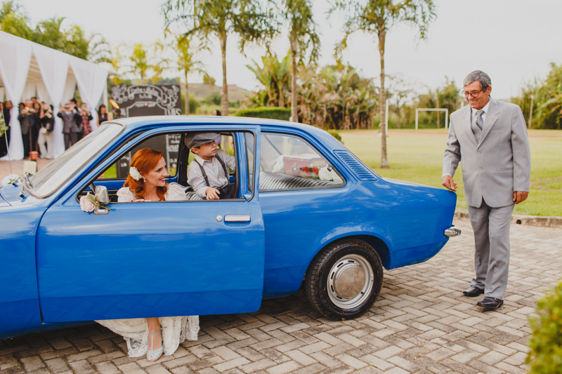 A noiva helena chegou para casar no Chavete da família, o pai da noiva veio acompanhar esse momento antes da cerimonia. Fotografia de casamento, fotos de casamento, noiva pó de arroz, vestido de noiva , vestida de branco, casamento em Santa 