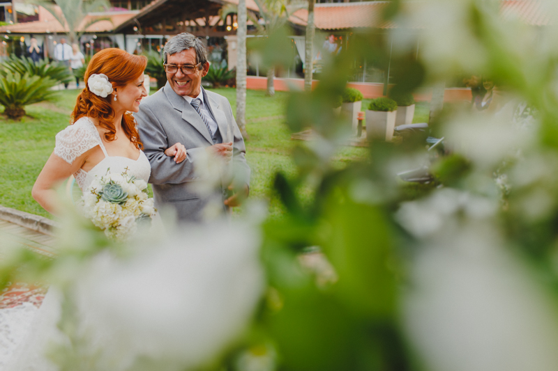 Aquele momento de emoção da noiva com seu pai antes da cerimônia. Fotografia de casamento, fotos de casamento, noiva pó de arroz, vestido de noiva , vestida de branco, casamento em Santa Isabel, casamento de dia, casamento no ca