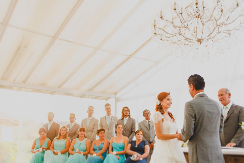 O ambiente do casamento era todo claro. Os noivos escolheram um horário perfeito para o casamento. A luz da tarde estava linda no dia, nessa foto podemos ver as madrinhas da noiva vestidas de azul, o que fez uma combinação de cores li